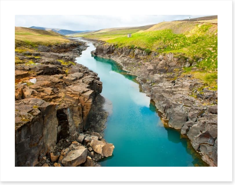 River runs through - Image 2